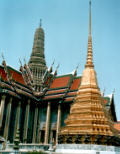 Innen bestimmten hohe Hallen und goldene Stupas das Bild