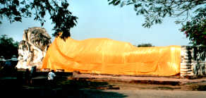 Reclining Buddha am Wat Lokaya Sutha