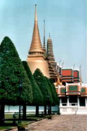 Die goldene Stupa des Wat Phra Kaeo