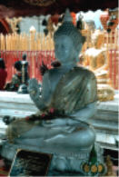 Weisser Buddha mit goldenem Gewand
