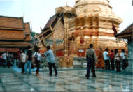 Der goldene, zentrale Chedi und der polierte Boden waren ein Blickfang