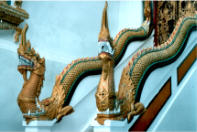 Schlangen als Treppengeländer waren, nicht nur hier, sehr beliebt