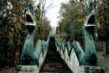 Hier ging es zum Tempel hinauf. Ein Größenvergleich - Steffi steht auf der Treppe