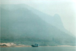 Aufgrund der schlechten Sicht waren die laotischen Berge nur zu erahnen. Das Hausboot ist ein guter Grössenvergleich