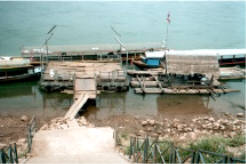 Der Anleger sah etwas abenteuerlich aus und war gleichzeitig ein Grenzübergang nach Laos