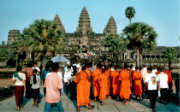 Grosser Andrang im Angkor Wat - auch Mönche sind Touristen