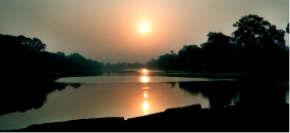 Sonnenaufgang am Wassergraben von Angkor Wat